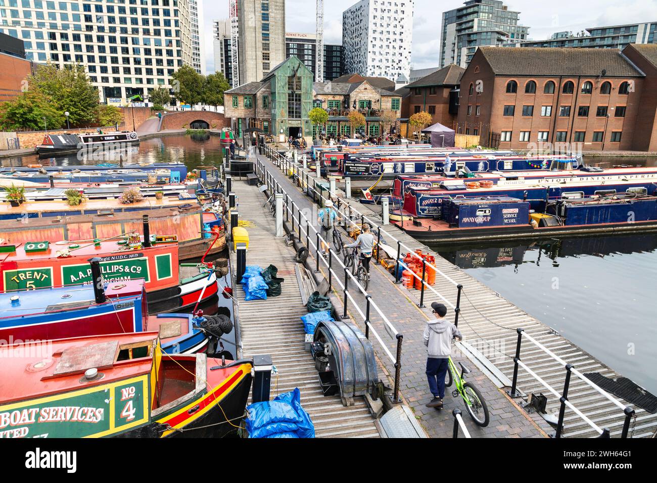 Il pub Canal House e il gas Street Basin con case galleggianti ormeggiate, Birmingham, West Midlands, Inghilterra Foto Stock