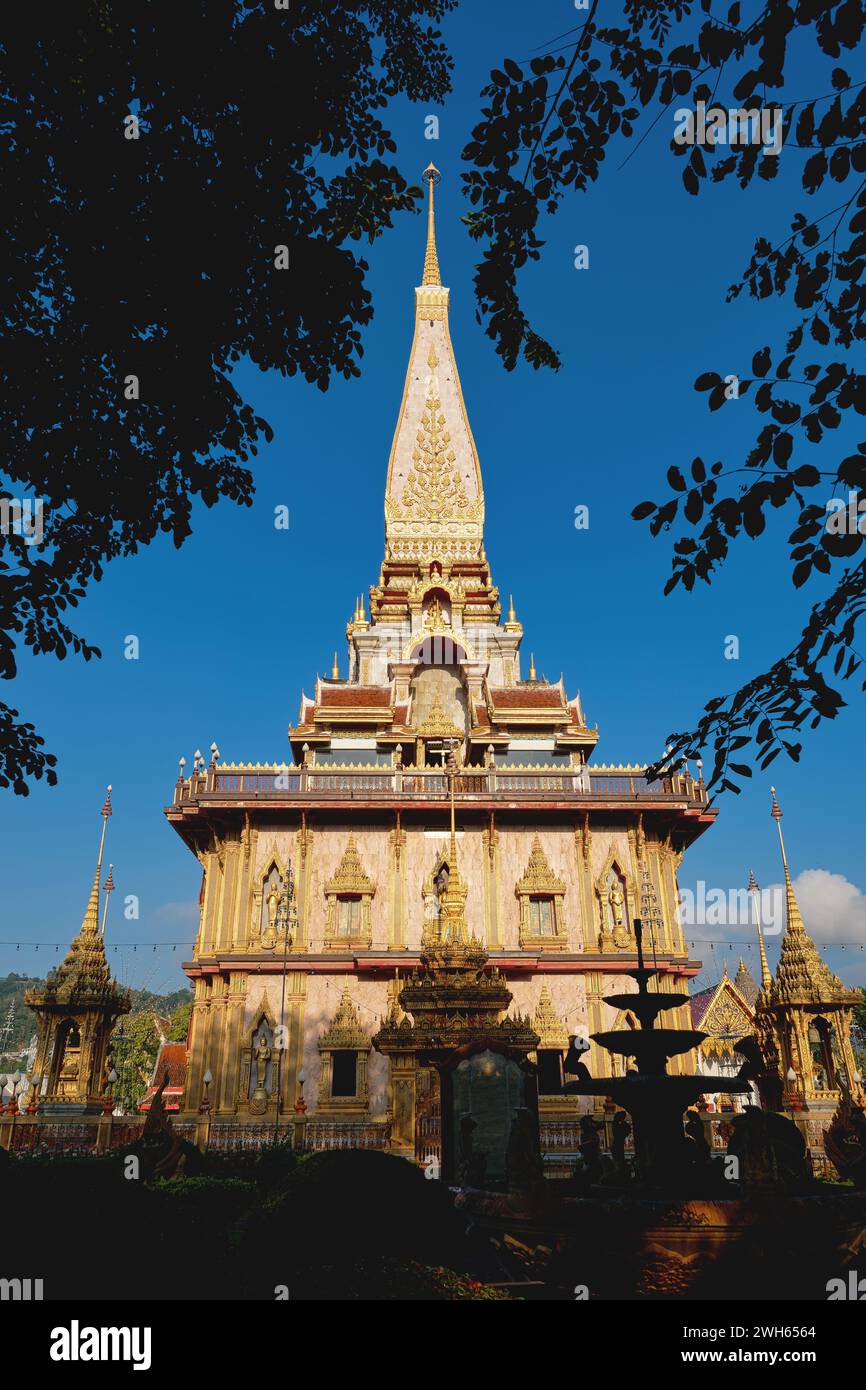 Phra Mahathat Chedi, parte di Wat Chalong (o Wat Chaitaram) in Phuket, Thailandia, contenente un frammento di Buddha osso chiamato Phra Borom Sareerikatat Foto Stock