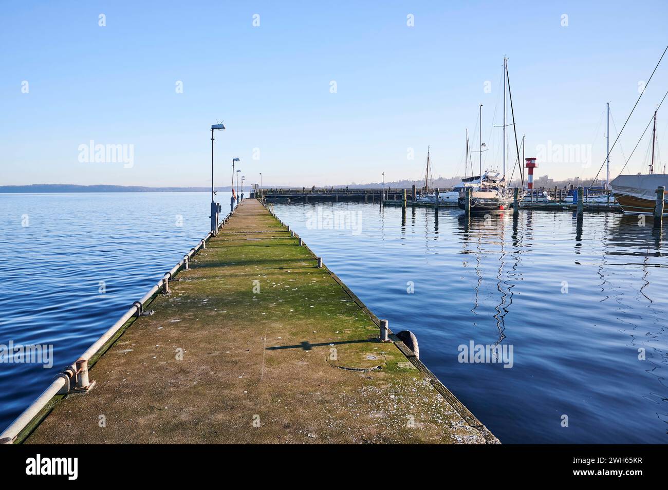 Ostseehafen Eckernförde, Hafenatmosphäre, Mole im Stadthafen, Blickrichtung offenes Wasser Hafenflair *** Ostseehafen Eckernförde, atmosfera da porto, molo nel porto cittadino, vista verso l'atmosfera da porto aperto Foto Stock