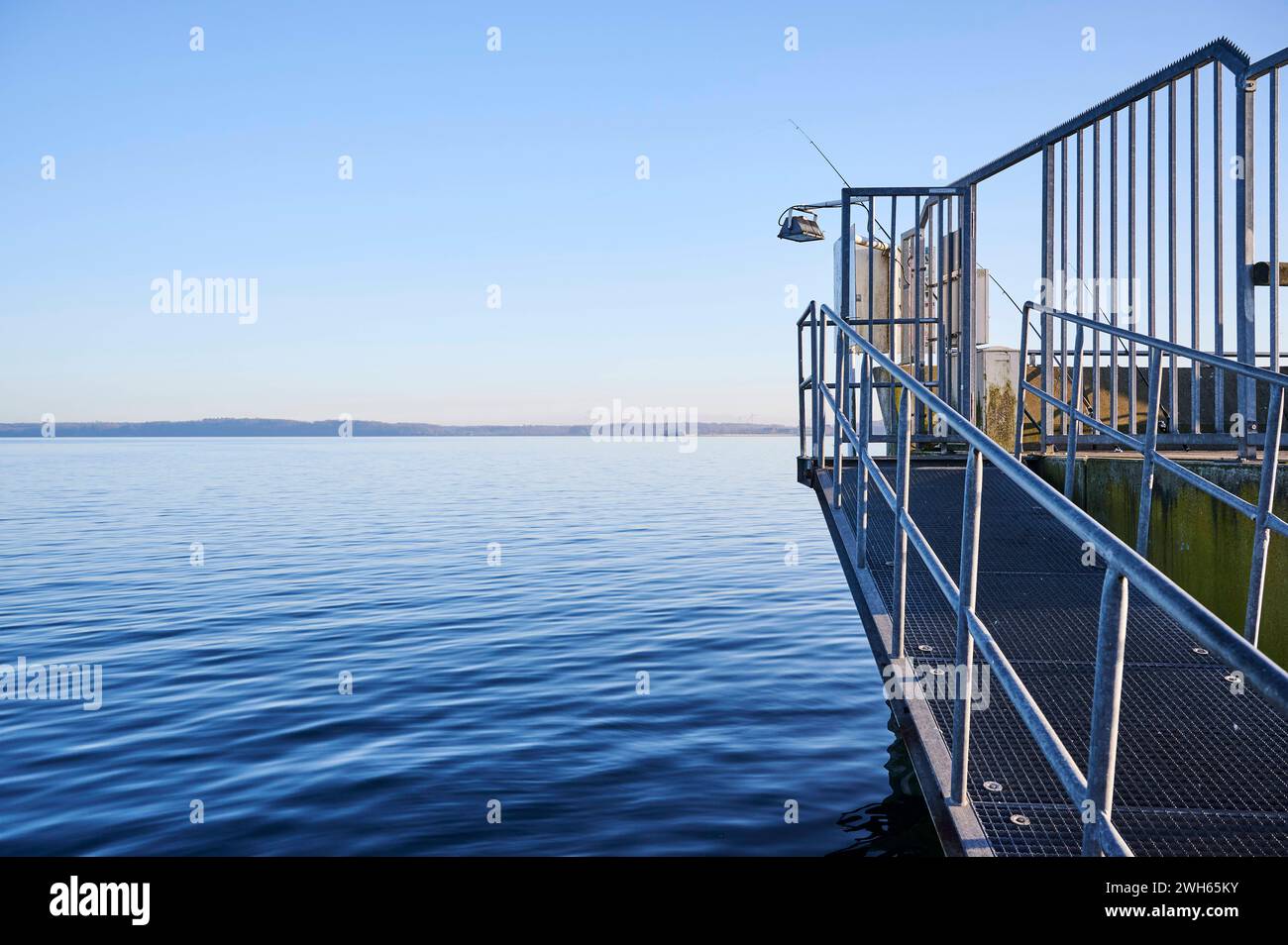 Ostseehafen Eckernförde, Übergang, Hafenatmosphäre von der Mole im Stadthafen zum Pier, Metallgeländer, freier Blick auf offenes Wasser Hafenflair *** Ostseehafen Eckernförde, atmosfera portuale, passaggio dal molo nel porto cittadino al molo, ringhiera in metallo, vista libera del fascino del porto aperto Foto Stock