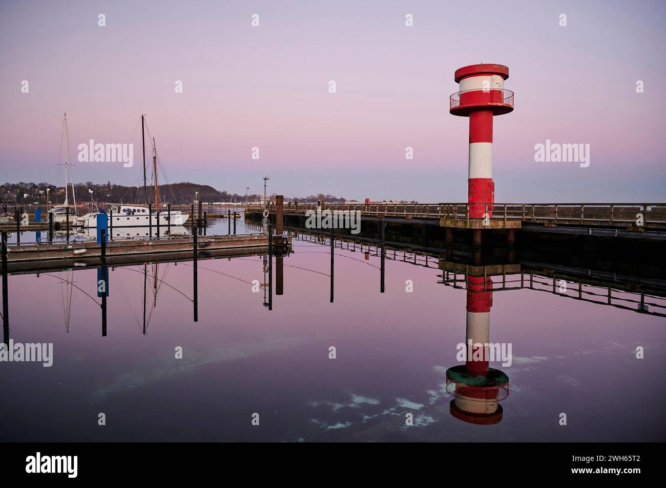 Ostseehafen Eckernförde, Hafenatmosphäre, Mole und Hafenbecken im Stadthafen, Liegeplätze und neuer Hafenleuchtturm, rot und Weiß gestreift Hafenflair *** Ostseehafen Eckernförde, atmosfera portuale, molo e bacino portuale nel porto della città, ormeggi e nuovo faro del porto, atmosfera da porto a strisce rosse e bianche Foto Stock