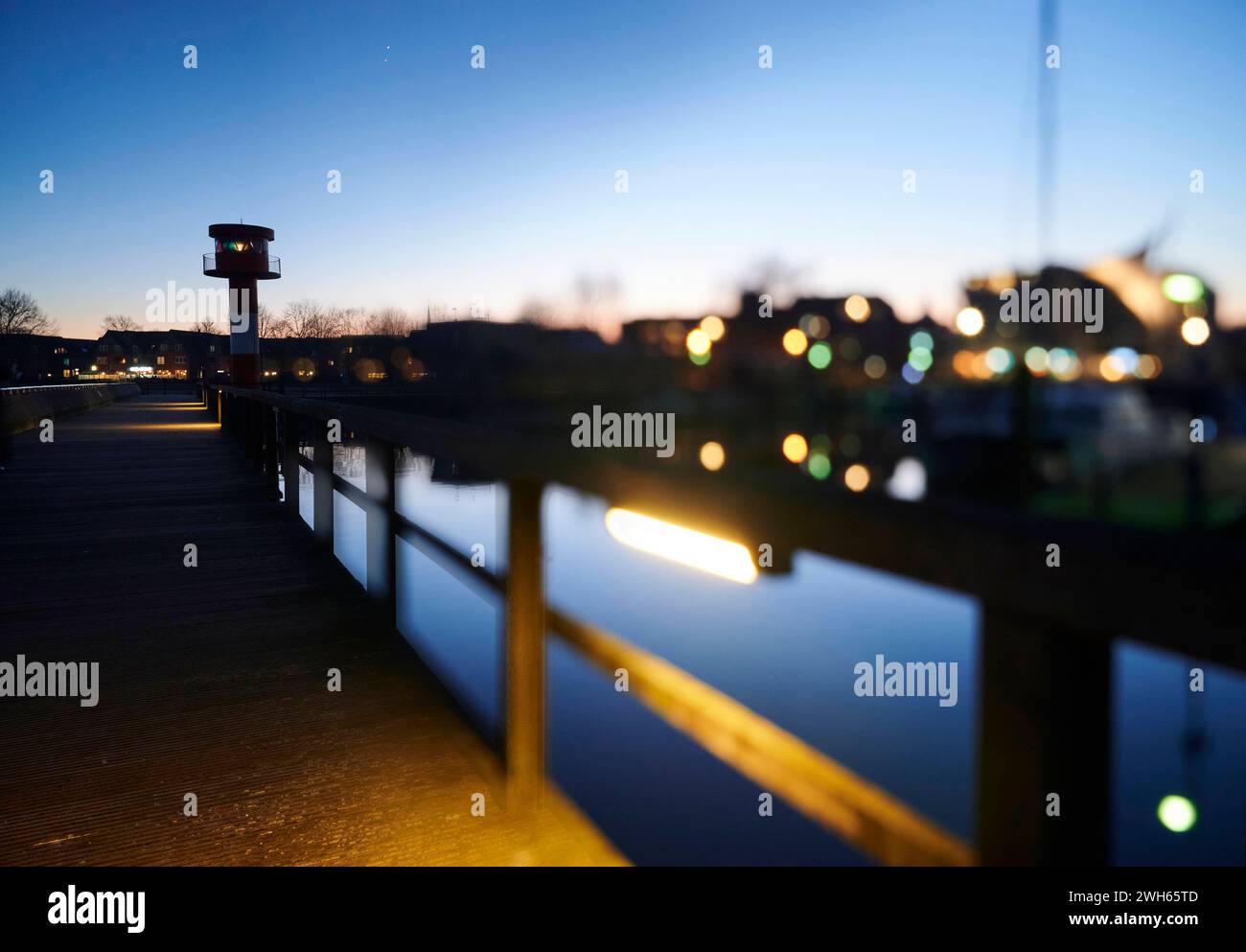 Ostseehafen Eckernförde, Hafenatmosphäre, Mole im Stadthafen, Ostseesteg bei Nacht, Stimmungsbild mit kreativer Unschärfe und Lichtpunkte Hafenflair *** porto del Mar Baltico Eckernförde, atmosfera portuale, molo nel porto cittadino, molo del Mar Baltico di notte, immagine d'atmosfera con sfocatura creativa e punti luce in stile porto Foto Stock