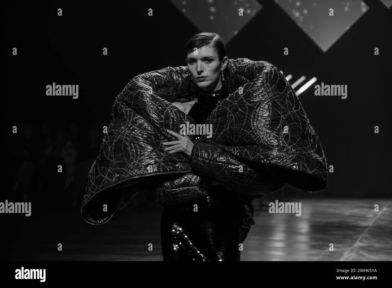 I modelli mostrano le collezioni del designer Kilan Kerner sulla passerella della Verti Music Hall. Foto Stock