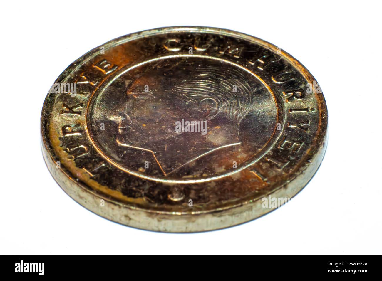 Un'accattivante foto macro dei dettagli intricati di una lira turca, che mette in risalto l'arte e il simbolismo all'interno della valuta. Foto Stock