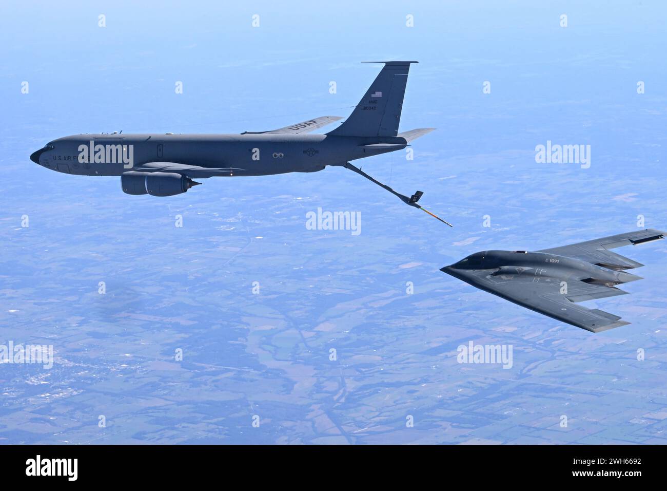 B-2 Spirit viene rifornito durante le operazioni di addestramento. Foto del Senior Airman Bryson Britt Foto Stock