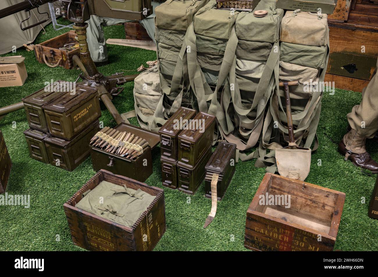 Le forniture di munizioni e armi lanciate dal paracadute sul terreno durante la seconda guerra mondiale dagli americani Foto Stock