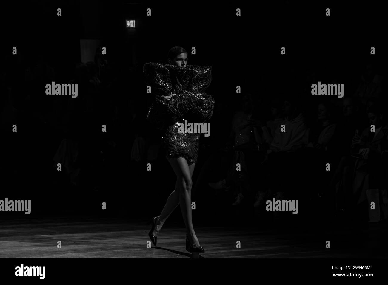 I modelli mostrano le collezioni del designer Kilan Kerner sulla passerella della Verti Music Hall. Foto Stock