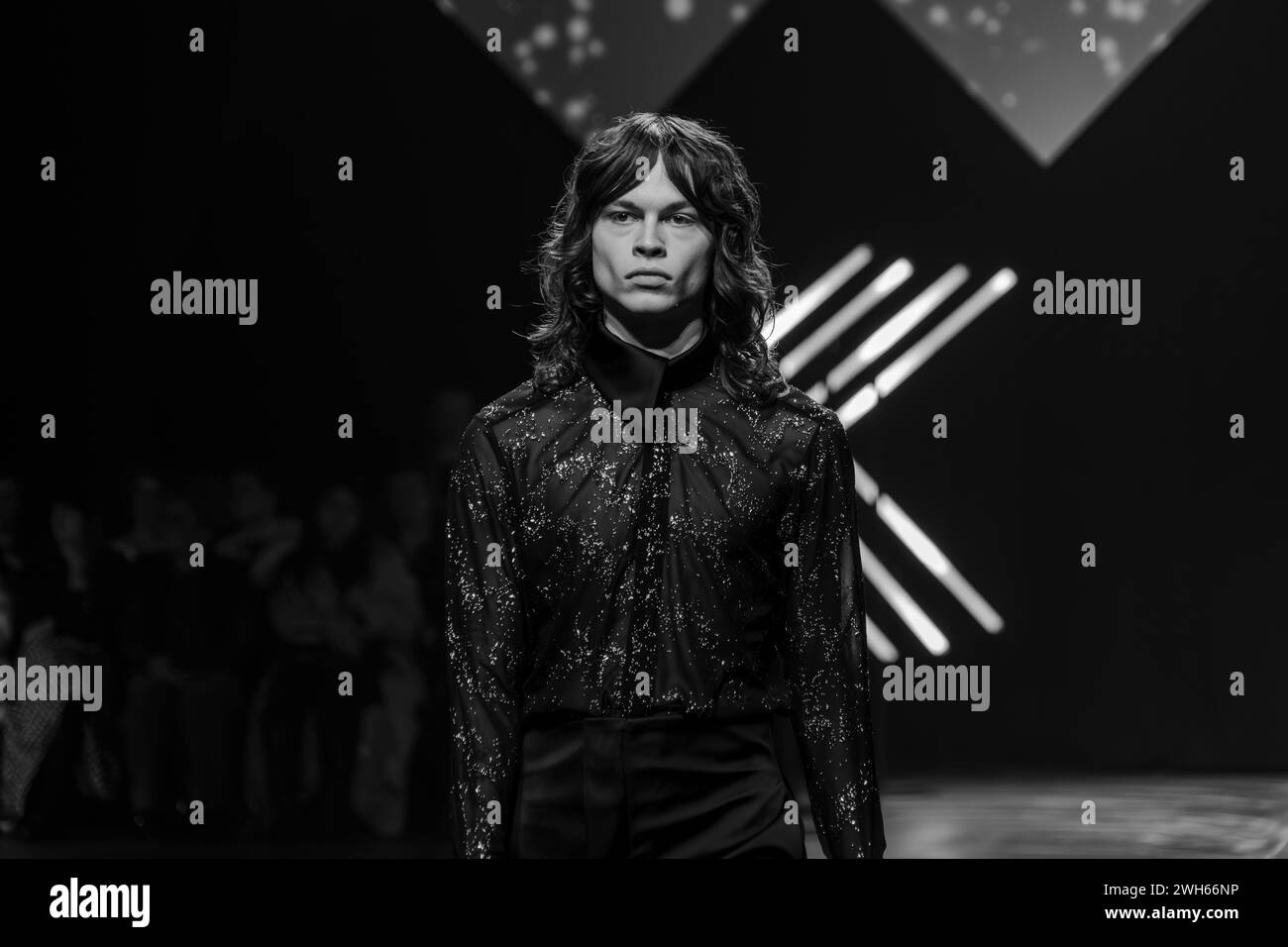 I modelli mostrano le collezioni del designer Kilan Kerner sulla passerella della Verti Music Hall. Foto Stock