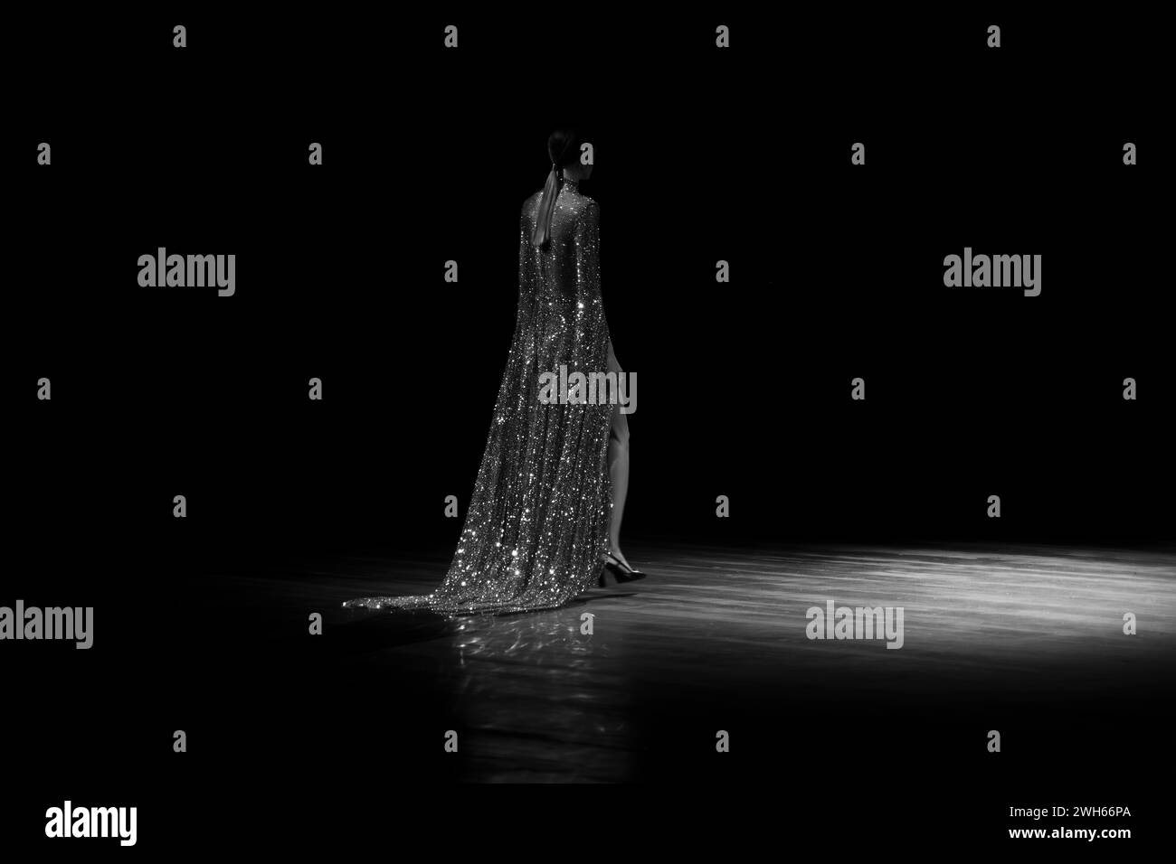 I modelli mostrano le collezioni del designer Kilan Kerner sulla passerella della Verti Music Hall. Foto Stock