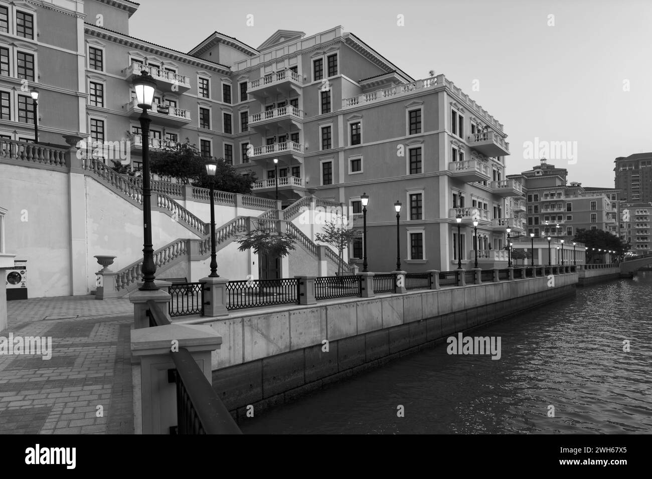 Doha, Qatar - 1 febbraio 2024: Splendida architettura del Qanat Quartier appartamento di lusso a Pearl Qatar. Foto Stock