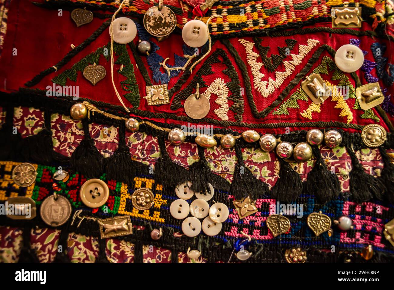 Una vivace mostra di molti bottoni nel tradizionale bazar turco, che mostra tesori unici fatti a mano e ornamenti vintage da cucire. Foto Stock