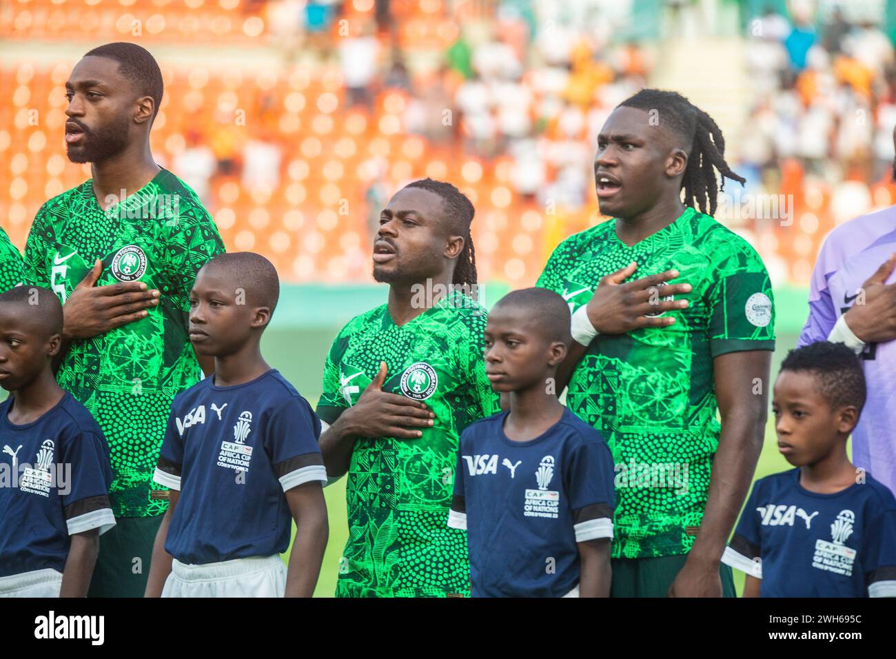 Giocatori nigeriani, Semilore Ajayi, Moses Simon e Calvin Bassey durante l'inno nazionale della semifinale tra Nigeria e Sudafrica Foto Stock