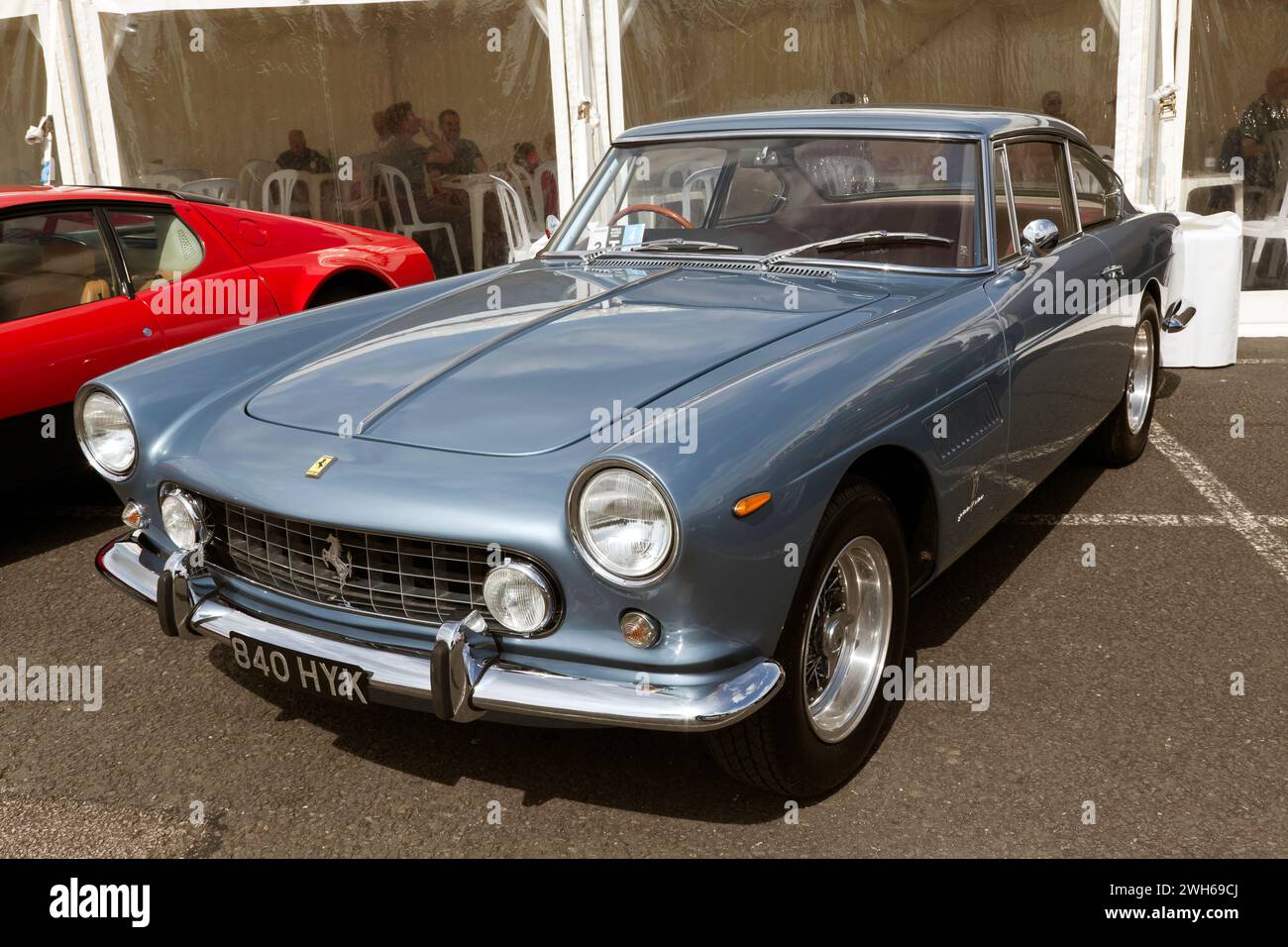 Vista frontale di tre quarti di una blu, 1960, Ferrari 250GTE, in mostra al Silverstone Festival 2023 Foto Stock