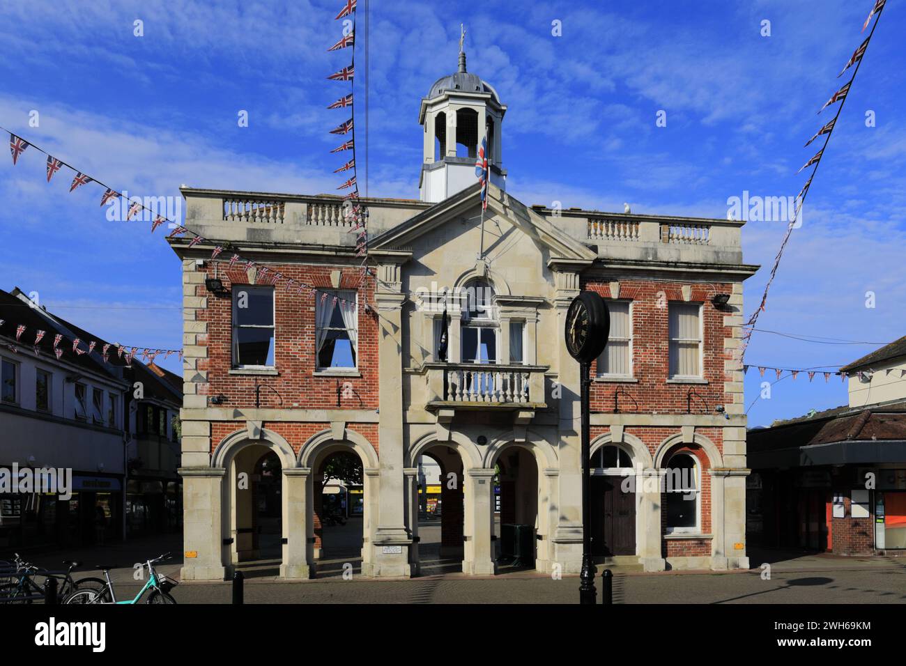 L'edificio del Consiglio comunale di Christchurch, città di Christchurch, Dorset; Inghilterra, Regno Unito Foto Stock