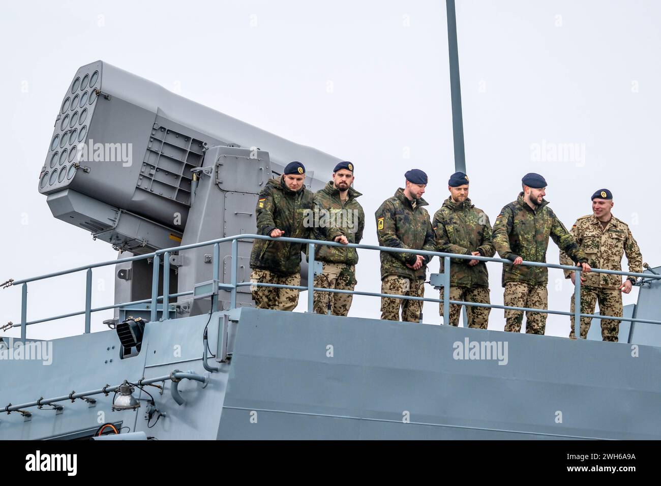 Wilhelmshaven, Germania. 8 febbraio 2024. L'equipaggio della fregata "Assia" in partenza dal porto. La nave della Bundeswehr salpa da Wilhelmshaven per aiutare a proteggere le navi mercantili nel Mar Rosso dagli attacchi della milizia Houthi sostenuta dall'Iran. Credito: Sina Schuldt/dpa/Alamy Live News Foto Stock