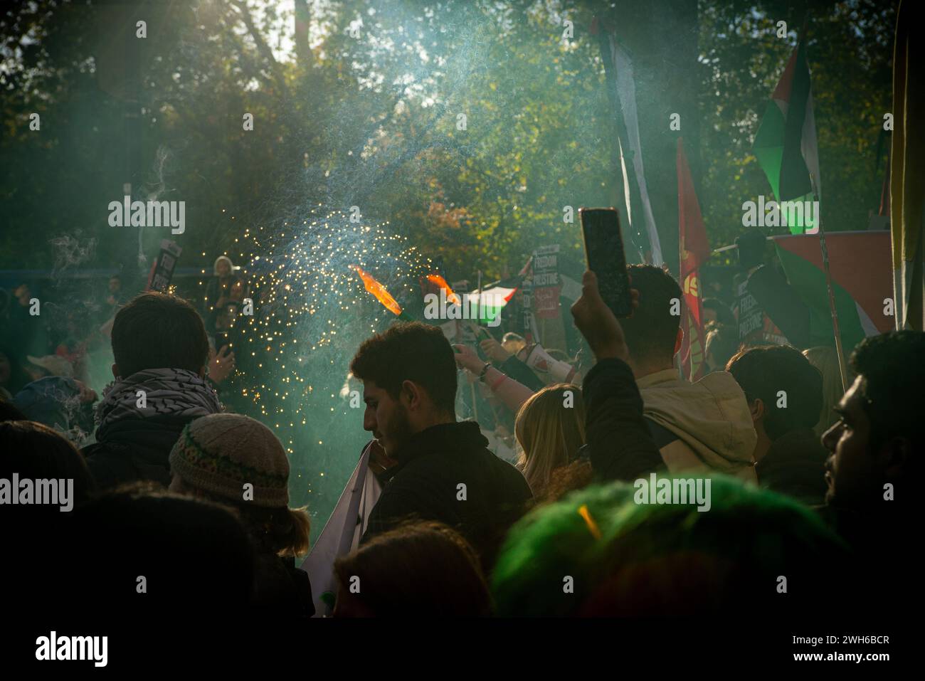 I manifestanti marciano attraverso il centro di Londra, dimostrando contro il bombardamento israeliano di Gaza, a seguito degli attacchi di Hamas del 7 ottobre 2023 contro Israele. Foto Stock