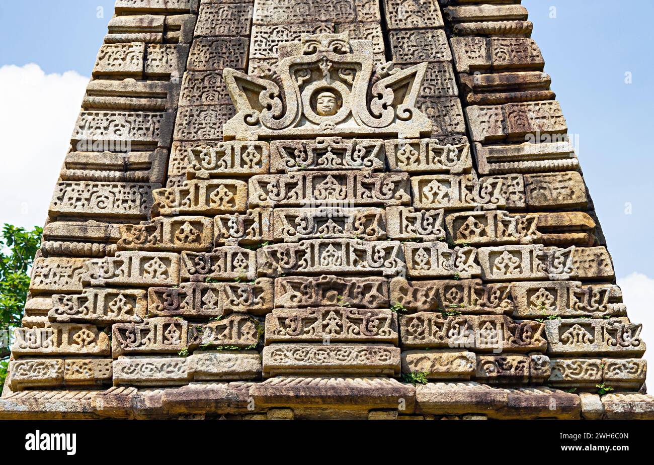 Incisioni sul Tempio di Mama Bhanja, dedicato al Signore Shiva, fu costruito durante la dinastia Chindak Naga nel XIII secolo, Barsur, Bastar, Chhattisgarh Foto Stock