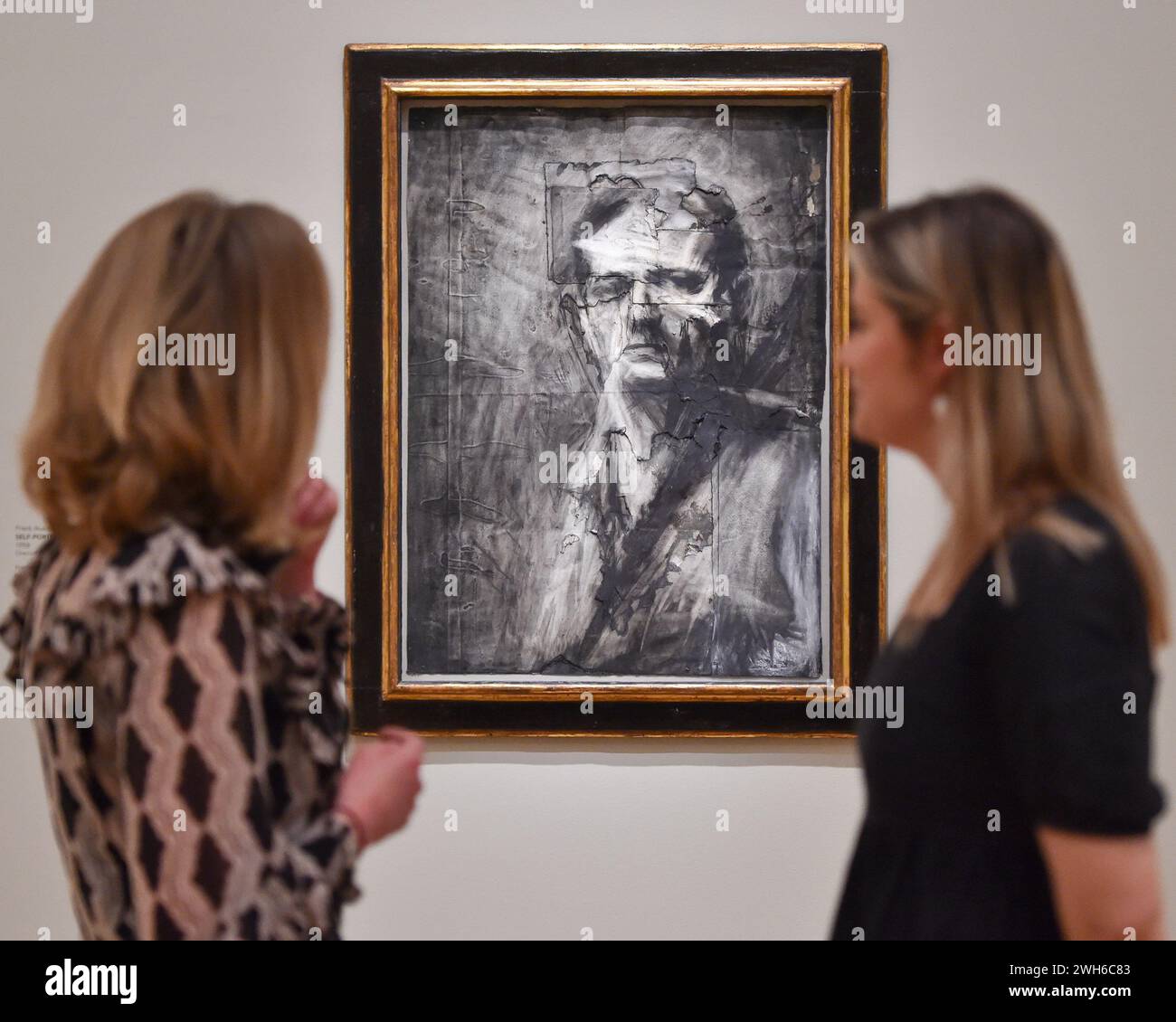 Londra, Inghilterra, Regno Unito. 8 febbraio 2024. La Courtauld Gallery di Londra svela la mostra inaugurale dedicata ai Charcoal Heads di Frank Auerbach. Con diciassette ritratti su larga scala e dipinti selezionati degli anni '1950 e '1960, che mostrano il primo sviluppo artistico di Auerbach. (Credit Image: © Thomas Krych/ZUMA Press Wire) SOLO PER USO EDITORIALE! Non per USO commerciale! Foto Stock