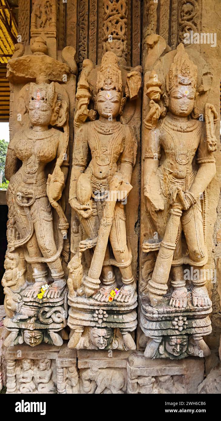 Sculture di Yamuna e Dwarapala sul tempio Shri Pataleshwar, Malhar, Bilaspur, Chhattisgarh, India. Foto Stock
