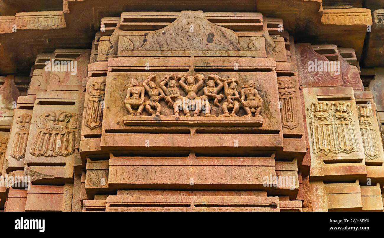 Scultura di gruppo di musicisti sul muro di Kota Gullu, Ghanpur, Warangal, Telangana, India. Foto Stock