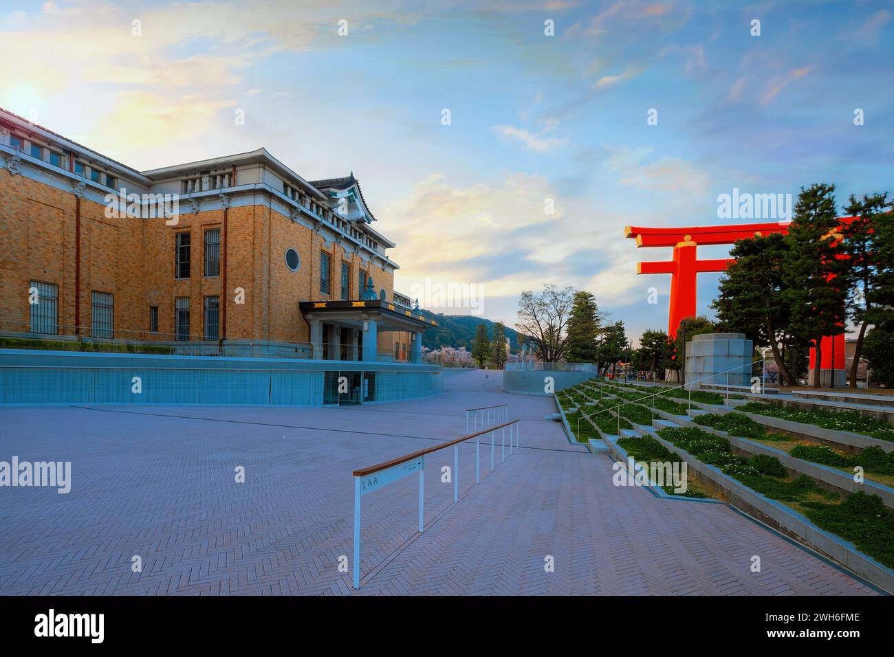 Kyoto, Giappone - 2 aprile 2023: Il Museo d'arte KYOCERA DI Kyoto è uno dei più antichi musei d'arte del Giappone, aperto nel 1928 come commemorazione dell'imperatore Foto Stock