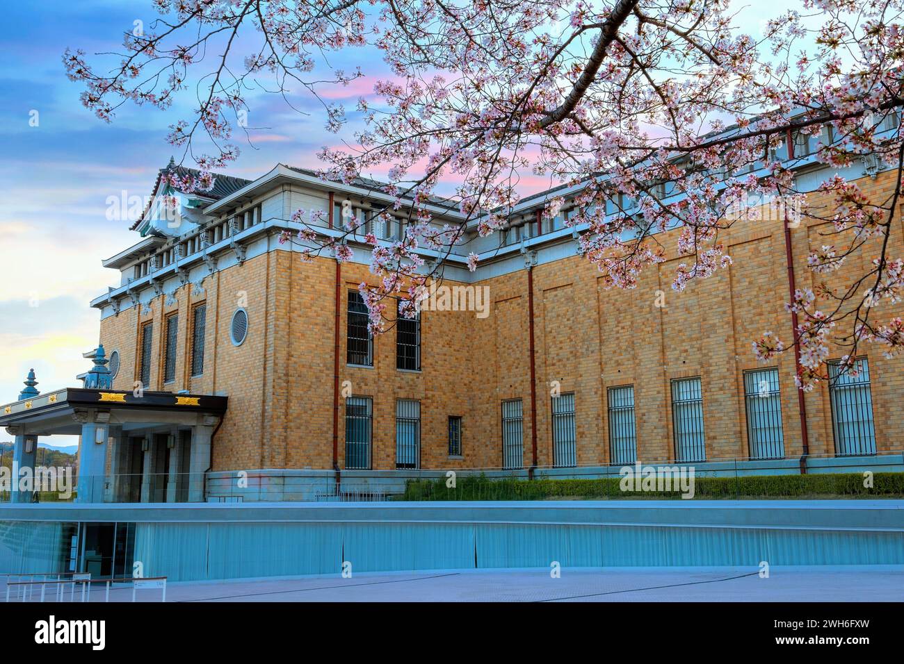 Kyoto, Giappone - 2 aprile 2023: Il Museo d'arte KYOCERA DI Kyoto è uno dei più antichi musei d'arte del Giappone, aperto nel 1928 come commemorazione dell'imperatore Foto Stock