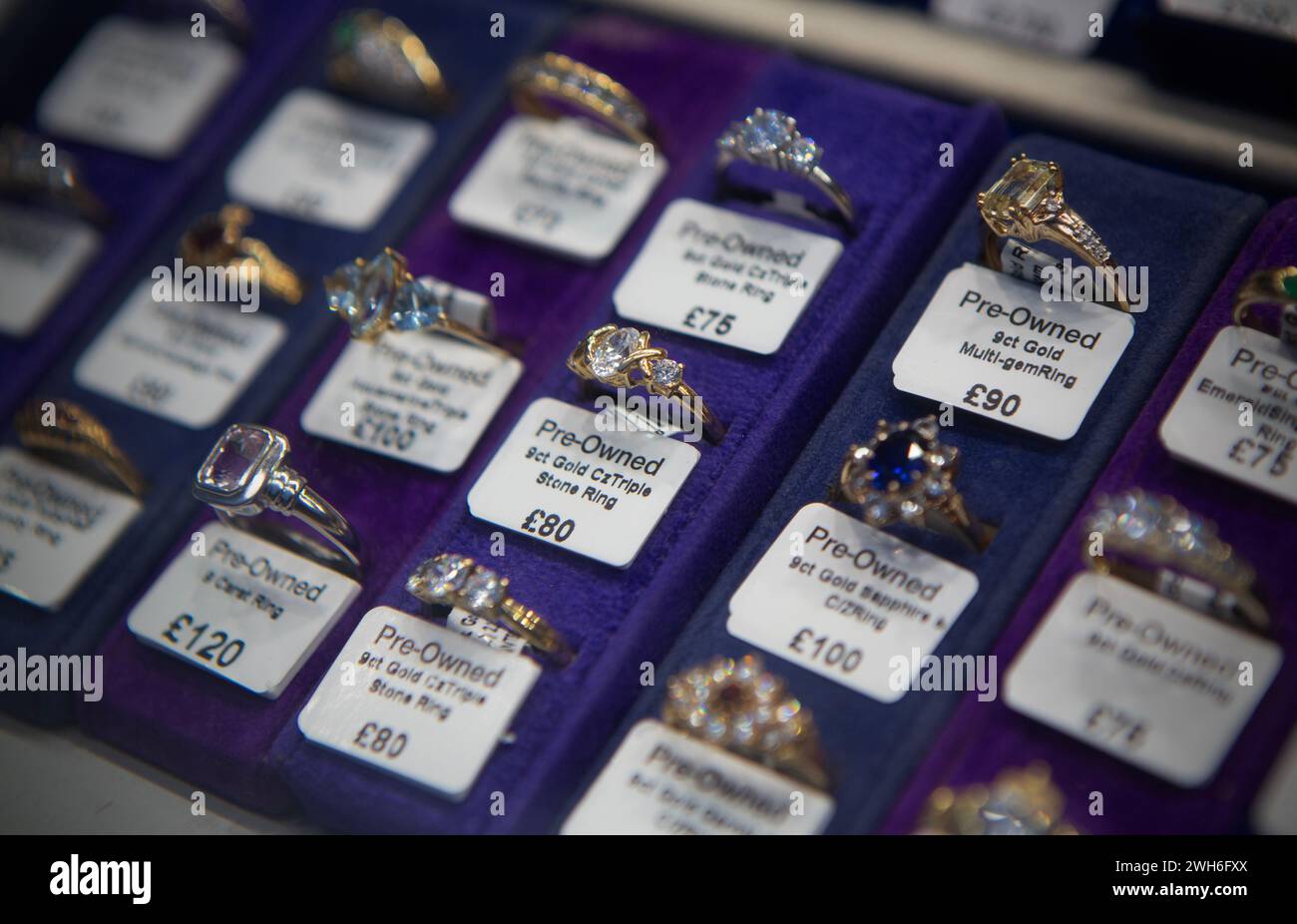 Anelli usati in vendita in una vetrina di negozi di pewnbrokers a Bradford, nel North Yorkshire. Foto Stock