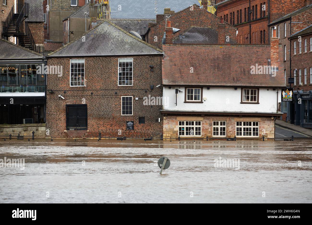 I pub chiusi nel centro di York accanto alle rive inondate del fiume Ouse, mentre la tempesta Jocelyn colpisce e i forti venti e la pioggia provocano ulteriori avvisi di inondazione Foto Stock