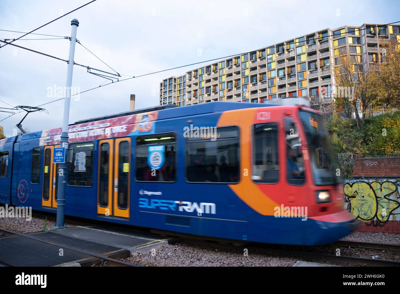 Sheffield, Regno Unito – 13 novembre 2021: Sheffield Super tram sui binari del tram tra Park Square alla stazione ferroviaria prima di Park Hill Flats Foto Stock