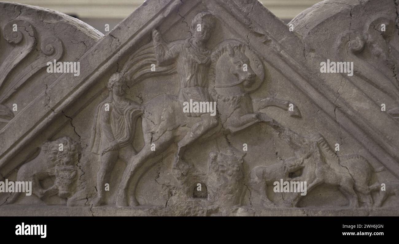 Sarcofago. Decorato con rilievi raffiguranti scene sulle gesta di Eracle e di un cavaliere. Dettaglio della decorazione superiore. Da un mausoleo a Lujene, regione di Lovech, Bulgaria. Primo quarto del III secolo d.C. Museo Archeologico Nazionale. Sofia. Bulgaria. Foto Stock