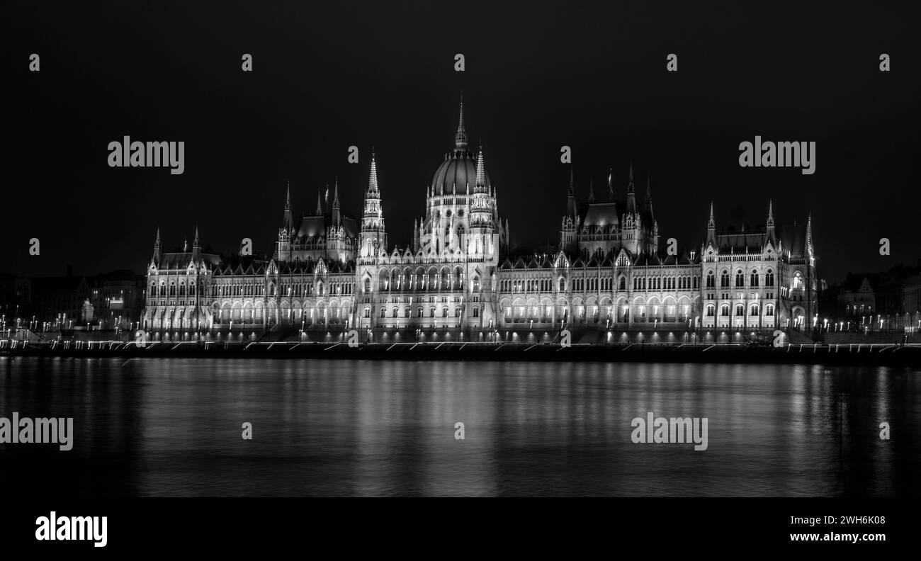 Immagine in bianco e nero di un castello illuminato contro un cielo notturno Foto Stock