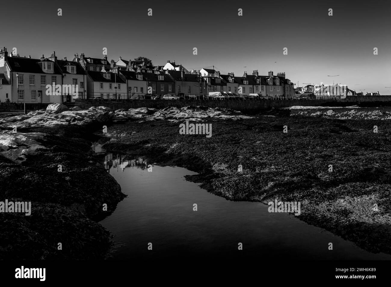 Un castello d'epoca posizionato su un tranquillo canale navigabile Foto Stock