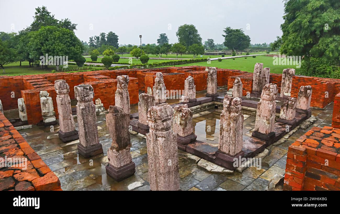 INDIA, CHHATTISGARH, MAHASAMUND, settembre 2023, High Angle Shot of Ruined Pillars of Teevardeo Buddhist Monastery, Sirpur Foto Stock