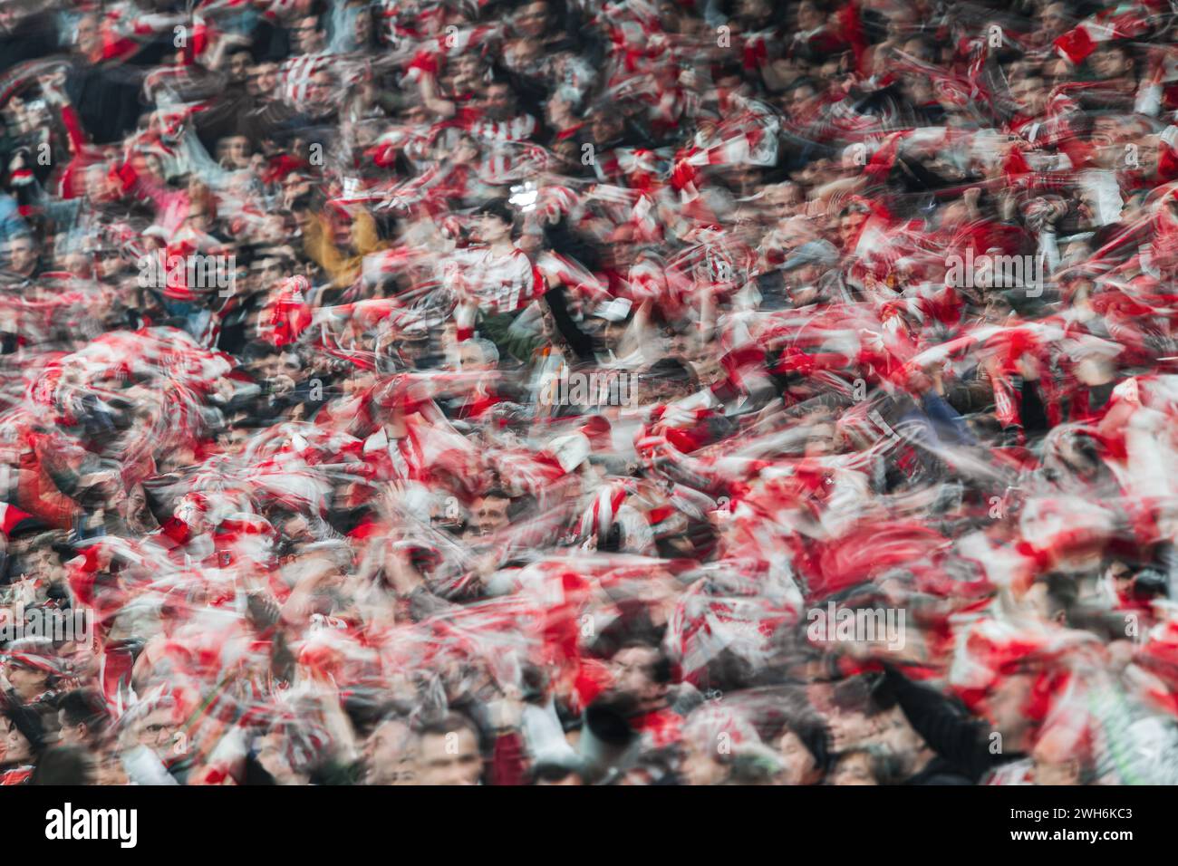 I tifosi dell'Athletic Club ondeggiano le sciarpe in aria prima del loro quarto di finale di Copa del Rey tra l'Athletic Club e il FC Barcelona allo stadio San Mames il 24 gennaio 2024 a Bilbao, Spagna. Foto di Victor Fraile / Power Sport Images Foto Stock