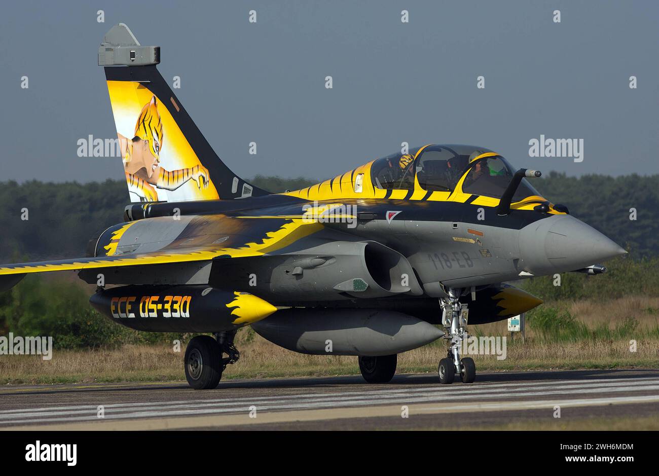 Ein Kampfflugzeug der französischen Luftwaffe vom Typ Dassault Rafale B auf dem belgischen Militärflugplatz Kleine Brogel während dem NATO Tiger Meet 2009. DAS Flugzeug gehört zur ECE 5/330 Cote d Argent und ist normalerweise in Frankreich in Mont de Marsan BA 118 stationiert bzw. beheimatet. Ein zweisitziges Kampfflugzeug der französischen Luftwaffe vom Typ Dassault Rafale B auf dem belgischen Militärflugplatz Kleine Brogel während dem NATO Tiger Meet 2009. DAS Flugzeug gehört zur ECE 5/330 Cote d Argent und ist normalerweise in Frankreich in Mont de Marsan BA 118 stationiert. Kleine Brogel P. Foto Stock