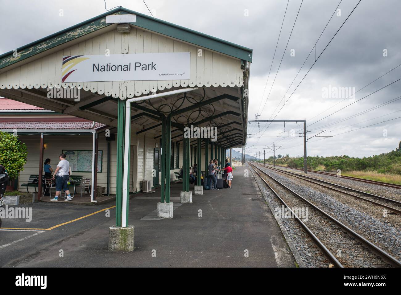 Persone sul binario presso la stazione ferroviaria del Parco Nazionale nel quartiere Ruapehu della nuova Zelanda, in attesa del servizio Northern Explorer di KiwiRail. Foto Stock