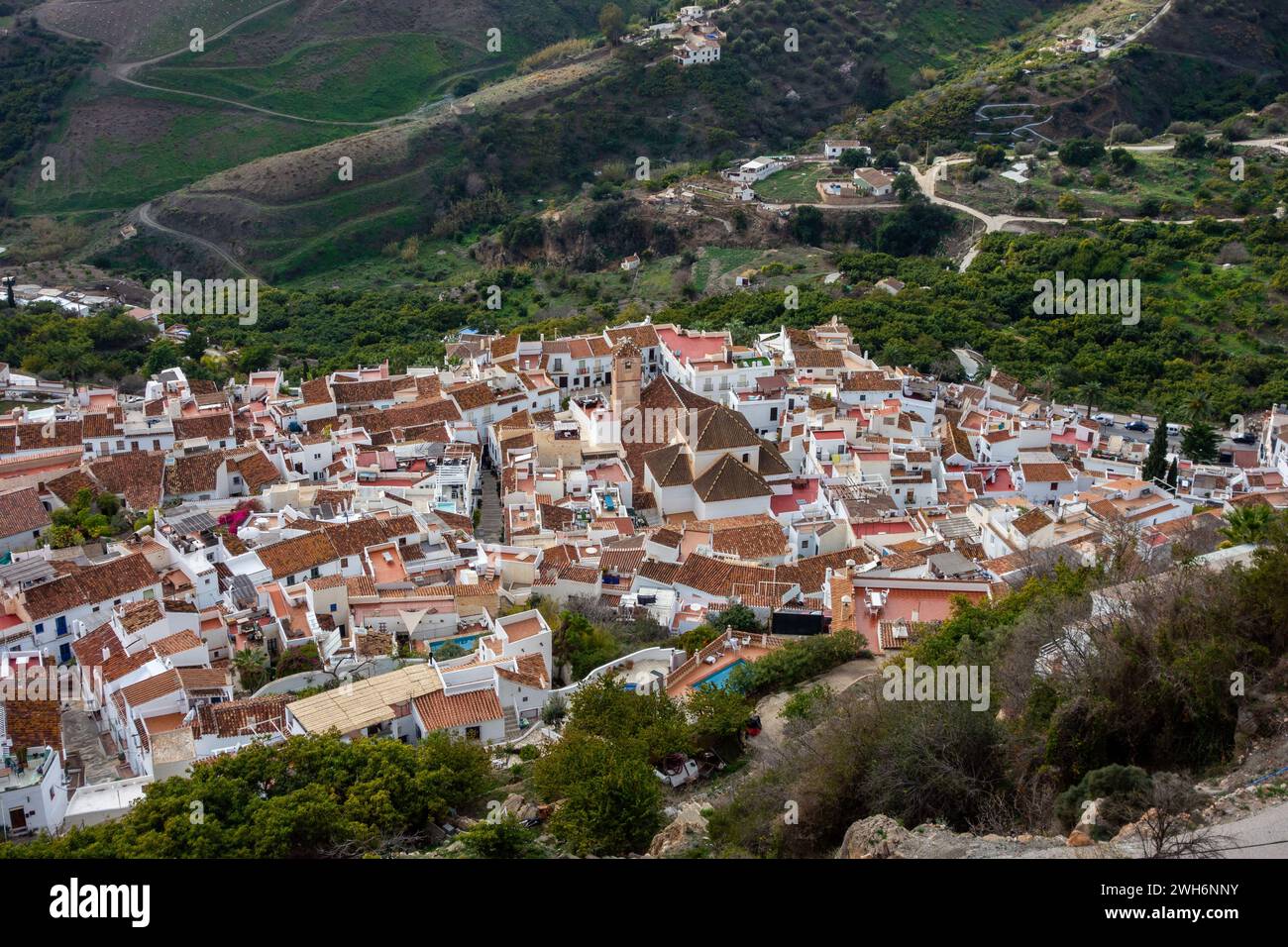 Una vista aerea di Frigiliana, Spagna, che mostra la sua bellezza panoramica da una prospettiva in cima alla montagna Foto Stock