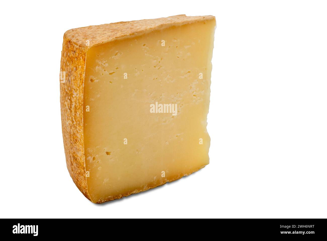 Pecorino sardo DOP della Gallura, Sardegna, Italia. Fetta di formaggio isolata in bianco con percorso di ritaglio incluso Foto Stock