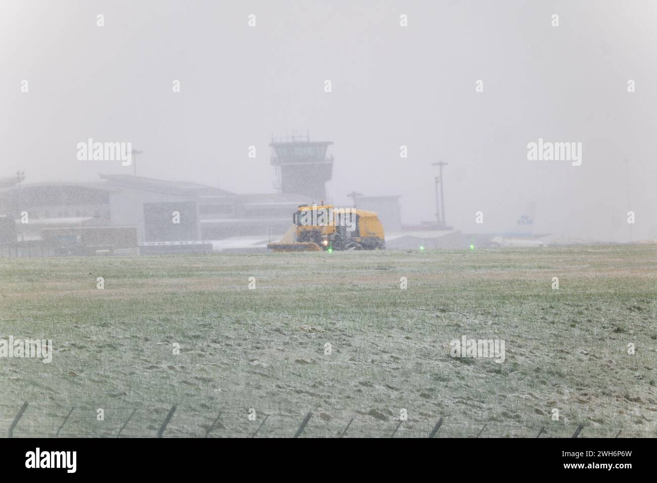 K Weather Snow aratri e gritter mantengono la pista libera e sicura dal ghiaccio all'aeroporto più alto d'Inghilterra Leeds Bradford Airport LBA. Foto Stock