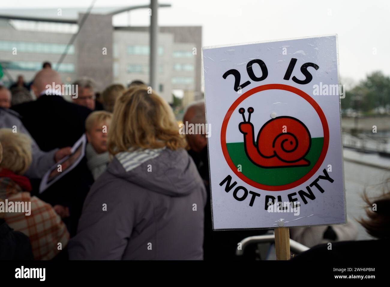 Manifestanti al di fuori dell'Assemblea Nazionale per il Galles, Senedd a Cardiff, Galles. Protestano per il limite di velocità predefinito di 20 mph imposto in Galles Foto Stock