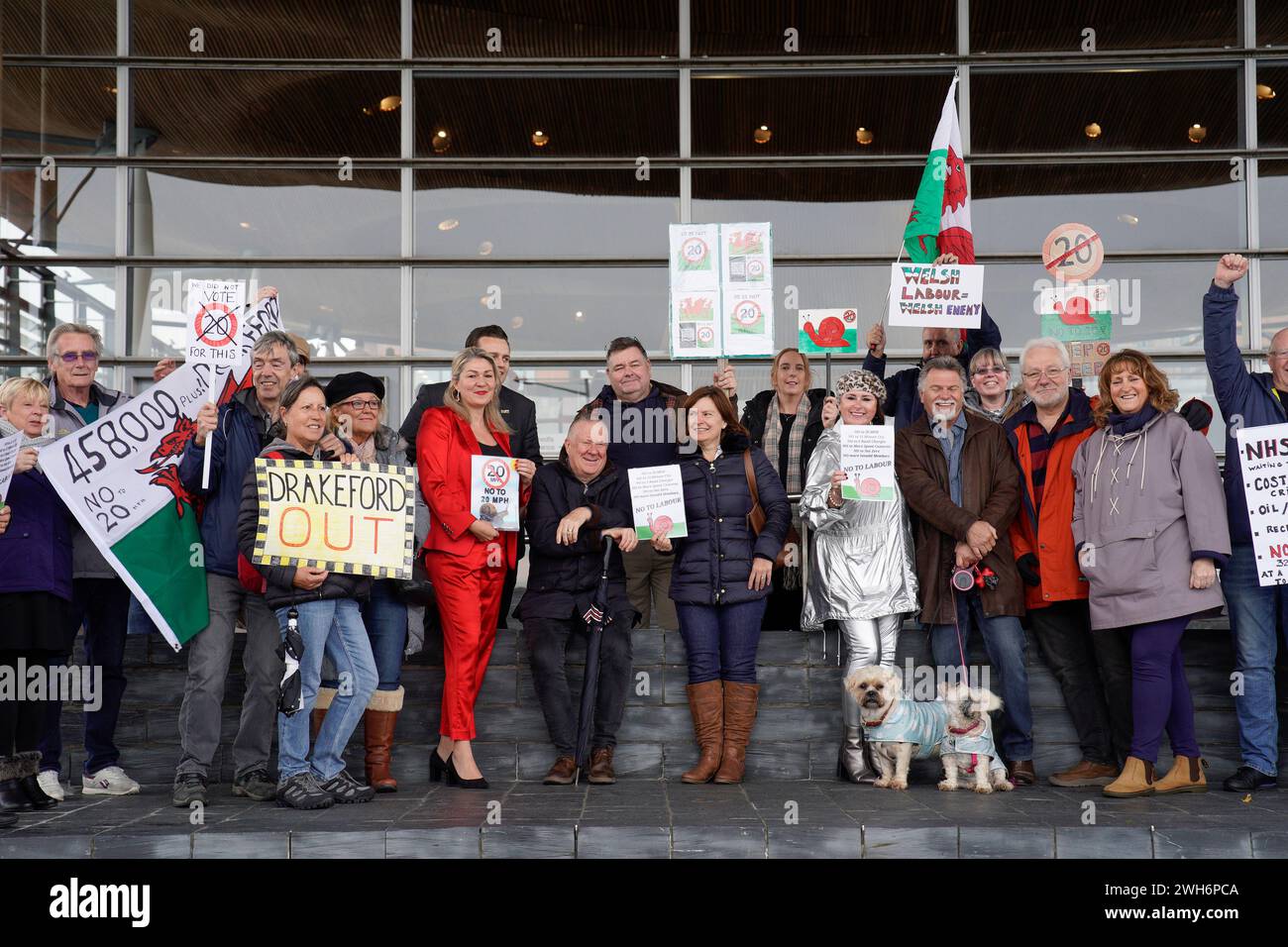 Manifestanti al di fuori dell'Assemblea Nazionale per il Galles, Senedd a Cardiff, Galles. Protestano per il limite di velocità predefinito di 20 mph imposto in Galles Foto Stock