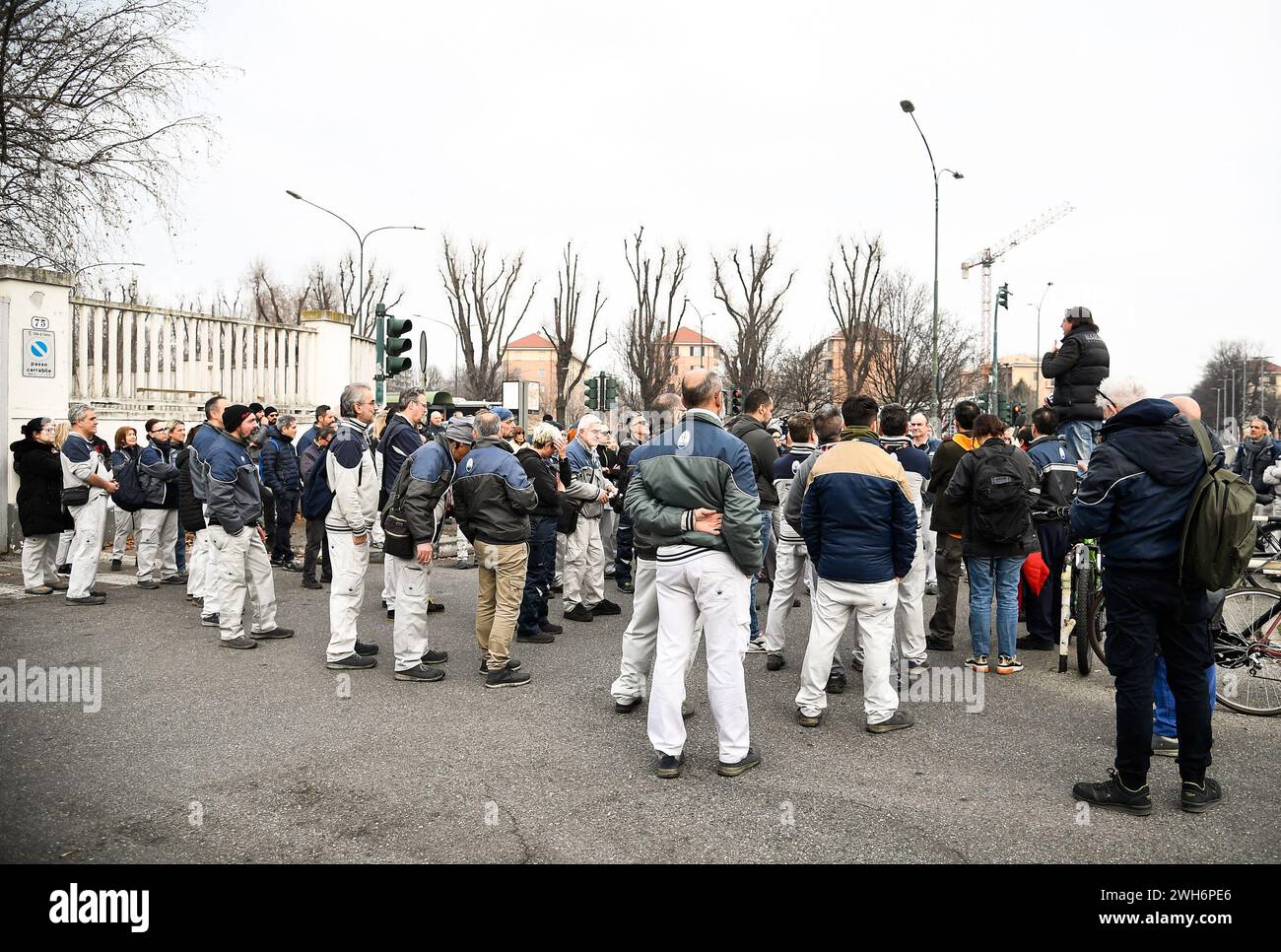 Torino, Italia. 8 febbraio 2024. Foto Alberto Gandolfo/LaPresse 08-02-2024 Torino, Italia - Cronaca - sciopero operai Mirafiori. Nella foto: Un momento della protesta. 08 febbraio 2028 Torino Italia - News - sciopero stellantis dei lavoratori. Nella foto: Un momento di sciopero credito: LaPresse/Alamy Live News Foto Stock