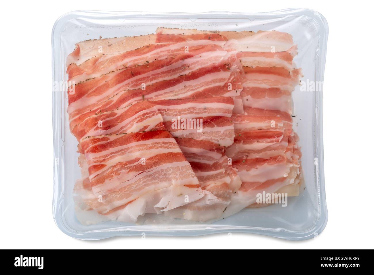 Fette di lardo di bacon in vassoio di plastica sottovuoto isolato su bianco con percorso di ritaglio incluso Foto Stock