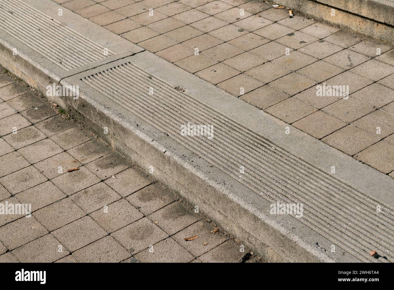 scala con spazio pubblico e piazza pubblica, scala in cemento armato con elementi antiscivolo, elementi prefabbricati. gradini larghi. Arredo urbano Foto Stock