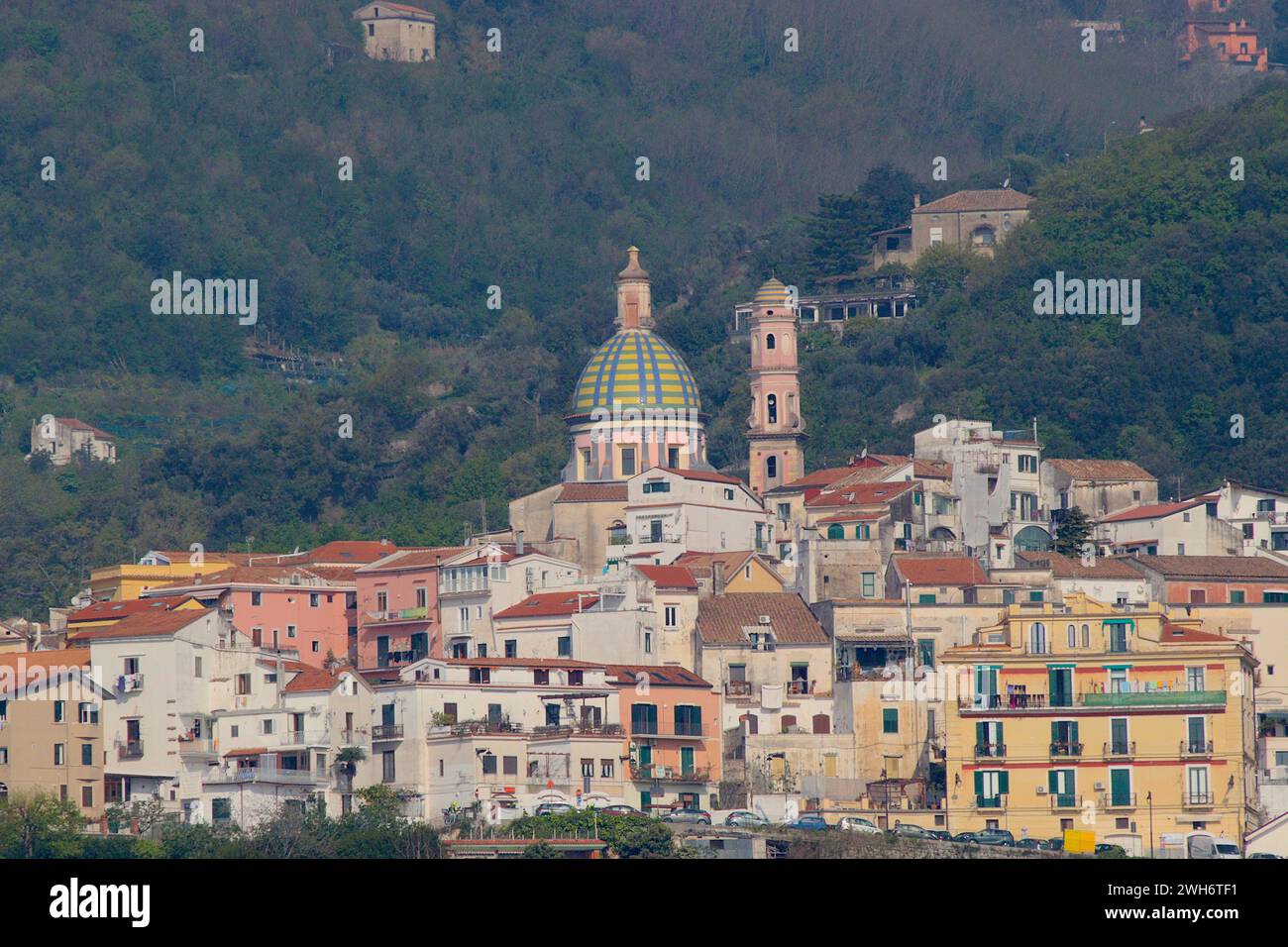 Vietri sul mare, Costiera Amalfitana, Italia, vista da un traghetto passeggeri che naviga sul Mar Tirreno che collega Amalfi e Salerno, Italia, aprile 2023. Foto Stock