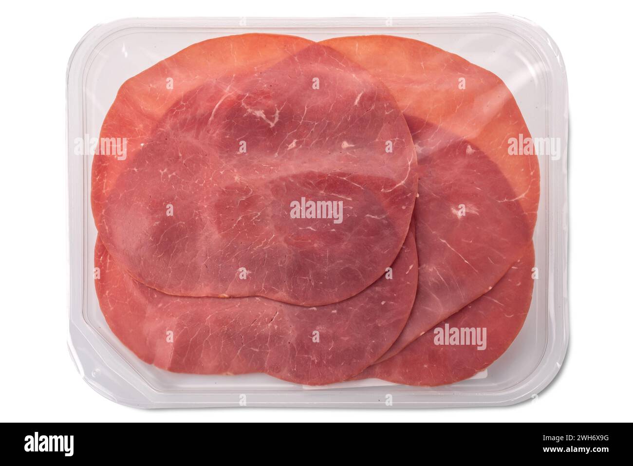Fette di manzo affumicato al forno in vassoio di plastica sigillato sottovuoto isolato su bianco con percorso di ritaglio incluso Foto Stock