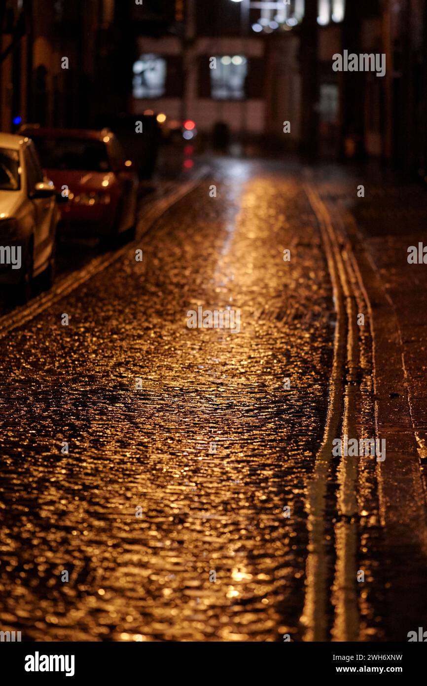strada ciottolata vuota di notte a belfast, irlanda del nord, regno unito Foto Stock