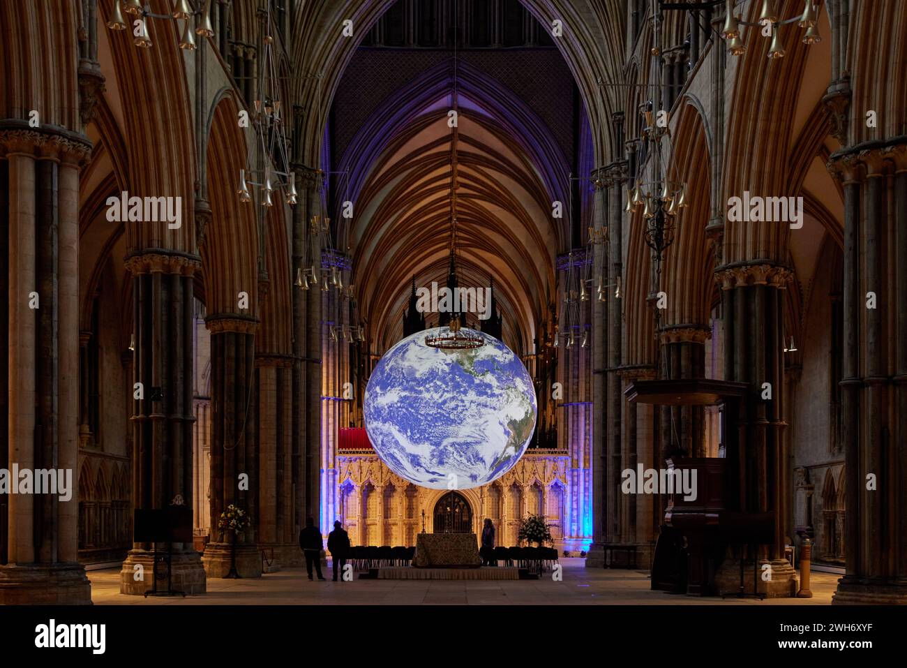 8 febbraio 2024. Gaia della Cattedrale di Lincoln, con un diametro di sette metri, offre l'opportunità di vedere il nostro pianeta galleggiare in tre dimensioni nel vasto spazio della nave della Cattedrale di Lincoln. Contempla la meraviglia della vita sulla terra e sperimenta l'effetto Panoramica; gli astronauti riportano un sentimento di stupore per il pianeta, una profonda comprensione dell'interconnessione di tutta la vita, e un rinnovato senso di responsabilità per l'ambiente. Da lunedì 5 a domenica 25 febbraio credito: Phil Crow/Alamy Live News Foto Stock