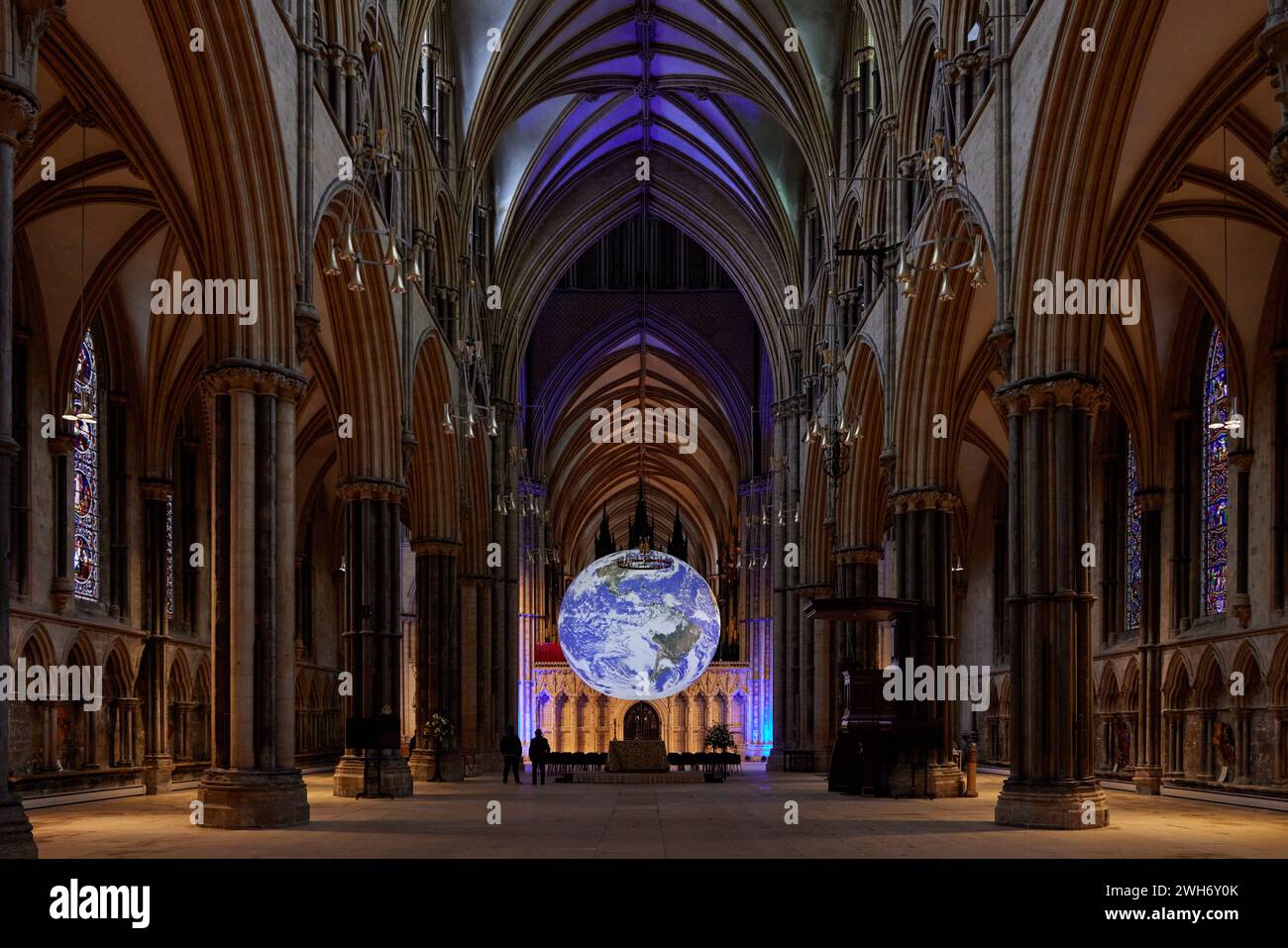 8 febbraio 2024. Gaia della Cattedrale di Lincoln, con un diametro di sette metri, offre l'opportunità di vedere il nostro pianeta galleggiare in tre dimensioni nel vasto spazio della nave della Cattedrale di Lincoln. Contempla la meraviglia della vita sulla terra e sperimenta l'effetto Panoramica; gli astronauti riportano un sentimento di stupore per il pianeta, una profonda comprensione dell'interconnessione di tutta la vita, e un rinnovato senso di responsabilità per l'ambiente. Da lunedì 5 a domenica 25 febbraio credito: Phil Crow/Alamy Live News Foto Stock