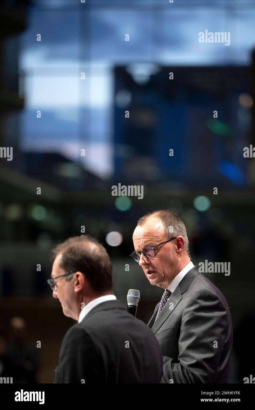 Alexander Dobrindt, Friedrich Merz DEU, Deutschland, Germania, Berlino, 01.02.2024 Alexander Dobrindt , Vorsitzender der CSU Landesgruppe im Deutschen Bundestag , und Friedrich Merz , Fraktionsvorsitzender der CDU/CSU und Vorsitzender der CDU rechts, beim Kongress Wirtschaftsgipfel der CDU CSU Fraktion zum Thema Wirtschaftswende fuer Deutschland im Foyer vom Paul-Hen-Loeschaus Berlin: Alexander Dobrindt, presidente del gruppo regionale CSU nel Bundestag tedesco, e Friedrich Merz , leader del gruppo parlamentare CDU/CSU e presidente del CDU destra al congresso economico Foto Stock